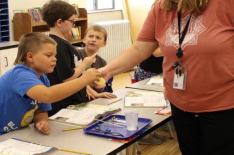 THIRD GRADERS EXPERIMENT WITH BEAKS/BLUBBER