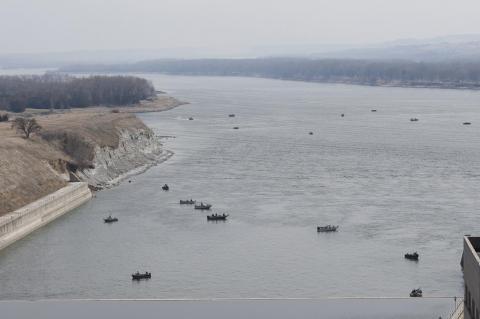 GOLFERS AND FISHERMEN TAKE ADVANTAGE OF BEAUTIFUL EASTER WEEKEND WEATHER